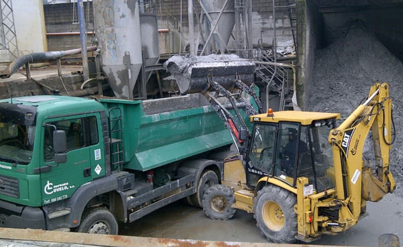 Carga y transporte de serrines de granito a gestor final autorizado