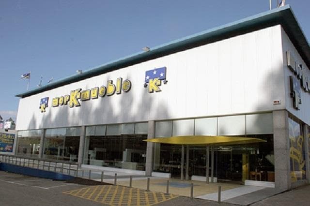 Nave de exposición y venta de muebles en Vigo