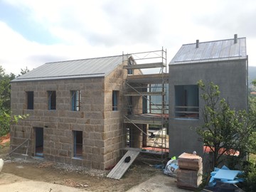 Obra de rehabilitación y ampliación de una vivienda unifamiliar en Mos