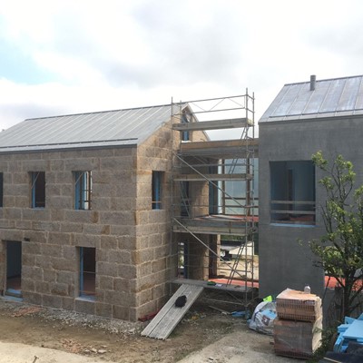Obra de rehabilitación y ampliación de una vivienda unifamiliar en Mos